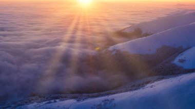 Alp Serenity: Karlı Tepelerde Şafak Vakti