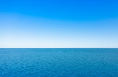 Deniz Sükuneti: Gökyüzünün Denizle Buluştuğu Yer