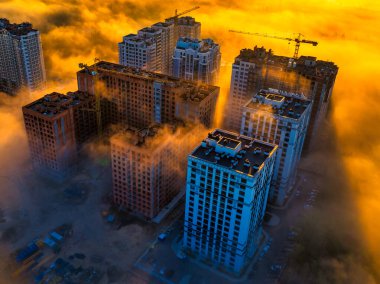 Misty Urbanscape: Sisteki Yüksek Binaların Drone 's Eye Manzarası