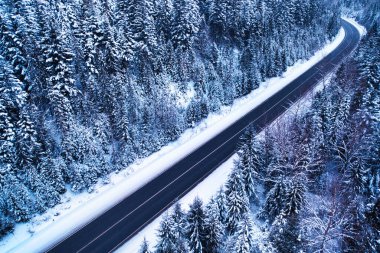 Frosty Journey: Karla kaplı dağ yollarının Drone 's Eye Manzarası