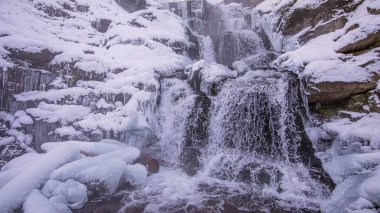 Buz Şelalesi: Sessiz Ormanda Kış Şelalesi