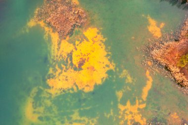 Renk Şelalesi: Titanyum Madeninden Canlı Sular Geçiyor