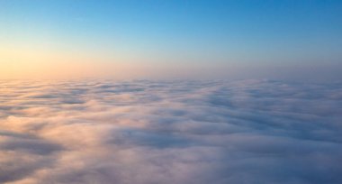 Göksel Tuval: Bulutların Üzerindeki Gün Batımının Güzelliğini Çekmek