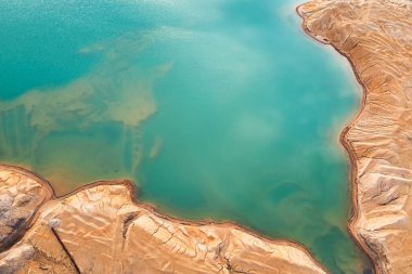 Titanyum arazi duvar halısı: Taş ocağının mineral tuvali