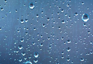Glass Senfoni: Yağmur Damlaları Melodik Bir Melodik Melodi Çalıyor