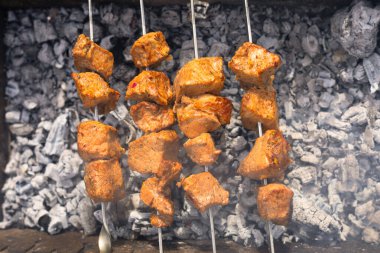 Yolculuk Saadeti: Resimli Sonbahar Görünümleriyle çevrili Araba