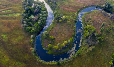 Curving River Beauty: Gezgin Suyun Üst Manzarası