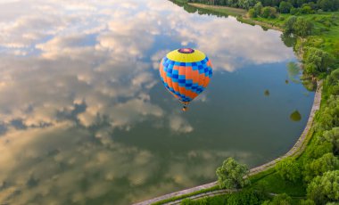 Serene Süzülen Balon Suyun Yüzeyinde Süzülüyor