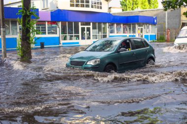 Su Altındaki Araba: Yükselen Sular Aracı İçine Çekti