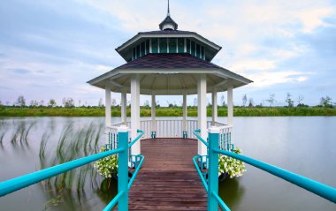 Köprüden Huzura: Su Üzerine Köprü ile bitişik olan Gazebo