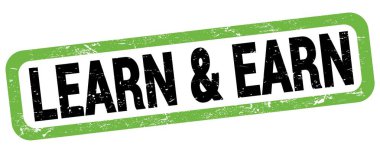 Yeşil-siyah dikdörtgen işareti üzerine yazılan LeARN & EARN metni.