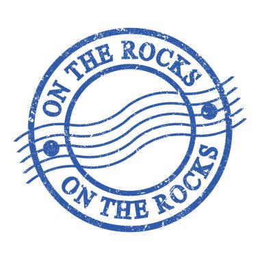 Kayaların Üzerinde, mavi grungy posta pulu üzerine yazılmış metin.