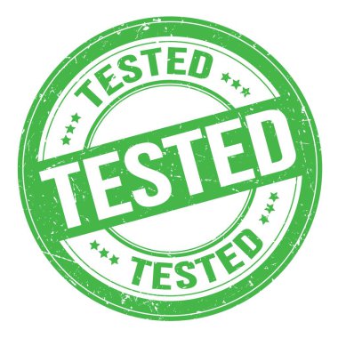 Yeşil yuvarlak grungy işareti üzerine yazılmış TESTED metin
