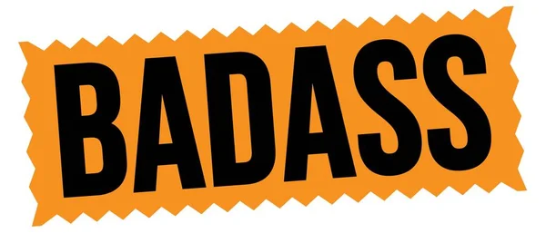 オレンジ 黒のジグザグスタンプ記号に書かれたBadassテキスト — ストック写真
