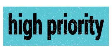 yüksek öncelikli metin mavi-siyah grungy işareti üzerine yazılmış.
