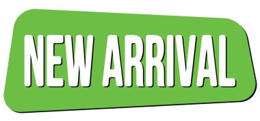 Yeşil trapez damgasıyla yazılmış YENİ ARRIVAL metni.