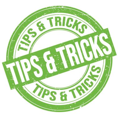 Yeşil yuvarlak grungy işareti üzerine yazılmış TIPS & TRICKS metni