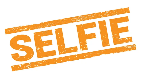 用橙色矩形邮票标志写的Selfie文字 — 图库照片