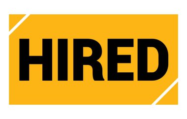 Sarı-siyah dikdörtgen işareti üzerine yazılmış HIRED metni.