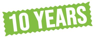 Yeşil zig-zag işareti üzerine yazılmış 10 yıllık metin.