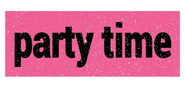 Pembe-siyah pul üzerine yazılmış parti zamanı metni.