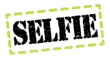 SELFIE metin yeşil-siyah tire işareti üzerine yazılmış.