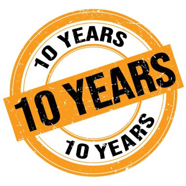 10 YIL SONRA Turuncu-siyah yuvarlak damgalı bir yazı.