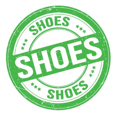 Yeşil yuvarlak grungy işareti üzerine yazılmış ayakkabılar metni