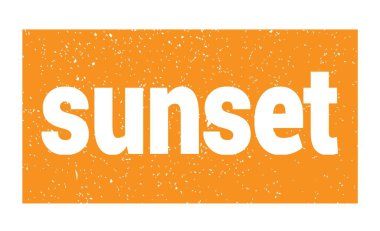 Turuncu grungy damgasıyla yazılmış SUNSET metni.