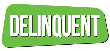 Yeşil trapez damgası üzerine yazılmış DELQUENT metni.