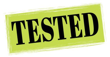 Yeşil-siyah dikdörtgen mühür işareti üzerine yazılmış TESTED metni.