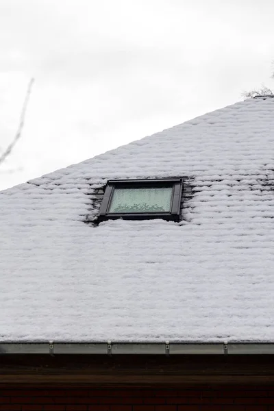 Portret Dachu Łupkowego Śniegiem Nim Oknem Świetlik Który Jest Otoczony — Zdjęcie stockowe