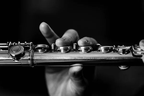Konser Sırasında Bir Müzik Parçasının Notasını Çalmak Için Gümüş Flütün — Stok fotoğraf