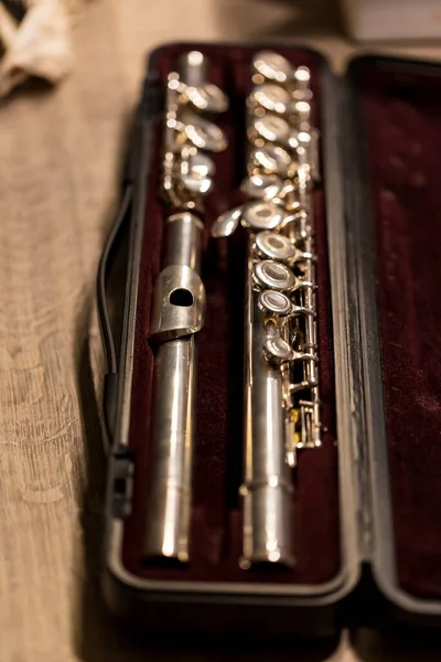 Parçalanmış Gümüş Flüt Nota Çalmak Için Vanaları Olan Bir Müzik — Stok fotoğraf