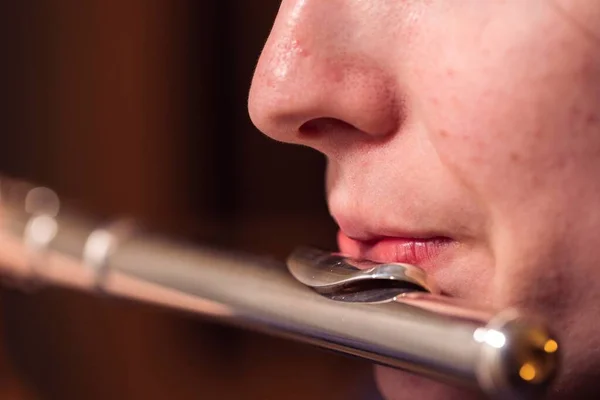 Bir Müzik Parçasının Notalarını Çalmak Için Metal Bir Flütün Ağzına — Stok fotoğraf