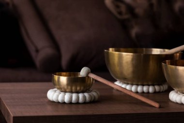 Tibet şarkı kasesine ya da Himalaya kâsesine yakın bir çekim. Yanında rahatlatıcı bir ses çıkarmak için bir tokmak var. Nesne rahatlama, meditasyon ve stresi azaltmak için kullanılır..