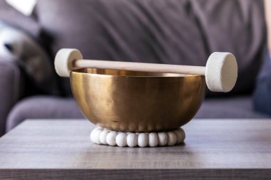 Büyük bir şarkı kasesi, Himalaya kasesi olarak da bilinir, üzerinde bir tokmak olan, rahatlatıcı bir ses çıkarmak için. Nesne rahatlama, meditasyon ve stresi azaltmak için kullanılır..