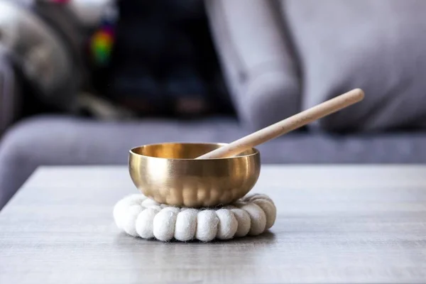 stock image A portrait of a tibetan singing bowl, also called a himalayan bowl, with a mallet standing in it to make a relaxing sound. The object is used for relaxation, meditation and therapy to relieve stress.