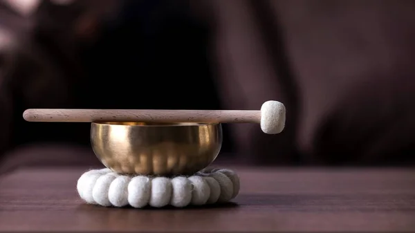 stock image A portrait of a tibetan singing bowl or himalayan bowl, with a mallet lying on top of it to make a relaxing sound. The object is used for therapy to relieve stress and meditation, relaxation.