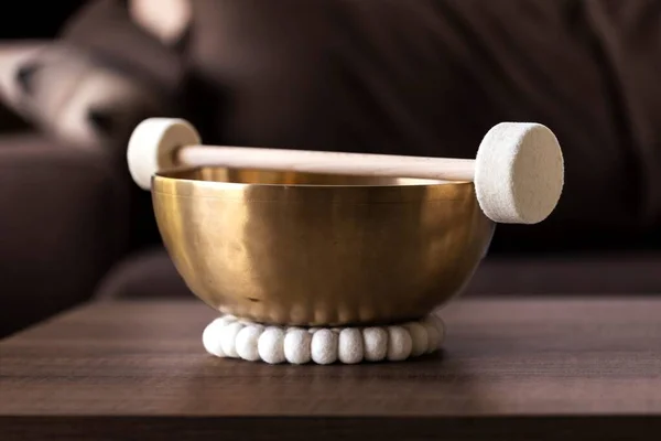 stock image A closeup of a large singing bowl, also called a himalayan bowl, with a mallet lying on top of it to make a relaxing sound. The object is used for relaxation, meditation and therapy to relieve stress.