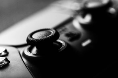 Brecht, Belçika - 14 Temmuz 2023: Resmi bir playstation 5 oyun kontrolörünün siyah beyaz yakın plan portresi. PS5 çevresel aygıtı çalıştırılmaya hazır.