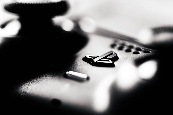比利时布莱希特 2023年7月14日 一个黑白特写的游戏台5号标志和一个官方Ps5视频游戏控制器的操纵杆和触摸板 准备使用 — 图库照片