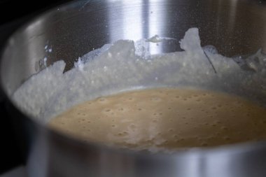 Bir kap dolusu sıvı Belçika waffle hamurunun portresi, şeker karışımı, kendi kendini yetiştiren çiçek, biraz yumurta ve bir tutam tuz. Gözleme ızgarasında kullanılmaya hazır..