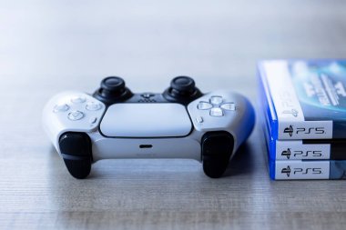 Brecht, Belçika - 3 Ekim 2024: üzerinde ps5 logosu olan bir Playstation 5 kumandası. Her şey oyun konsolunda bir video oyunu oynamaya hazır..
