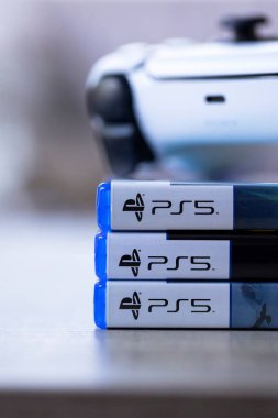Brecht, Belçika - 3 Ekim 2024: üzerinde ps5 logosu olan bir Playstation 5 kontrolörünün dikey yakın çekimi. Her şey oyun konsolunda bir video oyunu oynamaya hazır..