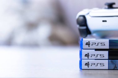 Brecht, Belçika - 3 Ekim 2024: üzerinde ps5 logosu olan bir Playstation 5 kontrolörünün portresi. Her şey oyun konsolunda bir video oyunu oynamaya hazır..