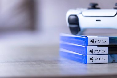 Brecht, Belçika - 3 Ekim 2024: üzerinde ps5 logosu olan bir Playstation 5 kumandası. Her şey oyun konsolunda bir video oyunu oynamaya hazır..