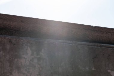 Bahçe evinin çatısında asbest kıvrımlı bir çarşaf portresi. Tehlikeli maddeler sertifikalı bir çıkarıcı tarafından güvenli bir şekilde kaldırılmalı..