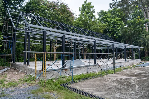 Ormanda tek katlı bir bina inşa ediliyor.