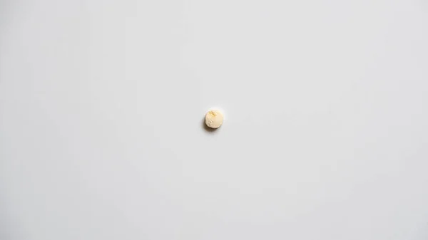 Süresi geçmiş ve bozulmuş uyuşturucular, pürüzlü cilt ve solgunluk.